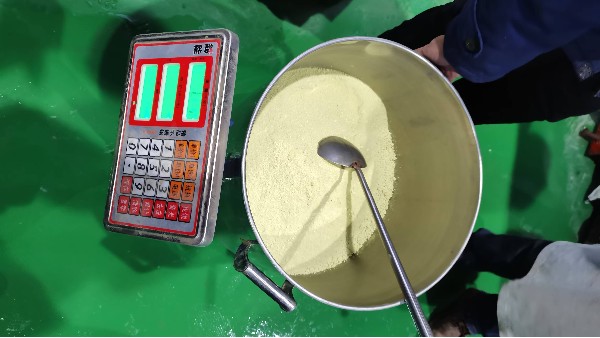 刮板結晶蒸發器處理催化劑漿料，獲取含水率低于10%的固態粉末狀結晶鹽